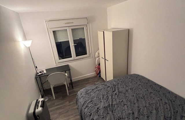 Apparently F4 80m square 10 min from Paris (metro 7)