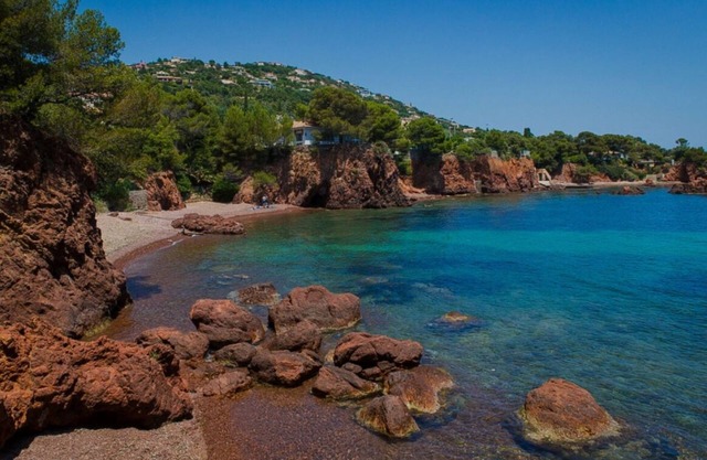 Apparently spacious, a stone's throw from the sea
