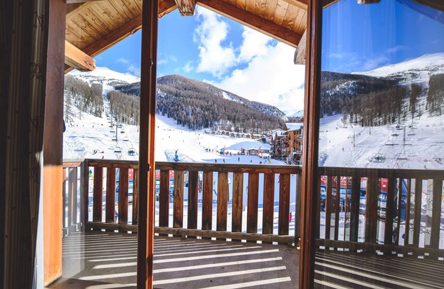 Appart 4 Personnes aux Orres 1800 south facing with magnificent mountain view