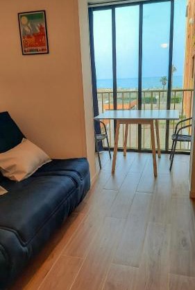 Appart avec loggia en front de mer et superbe vue