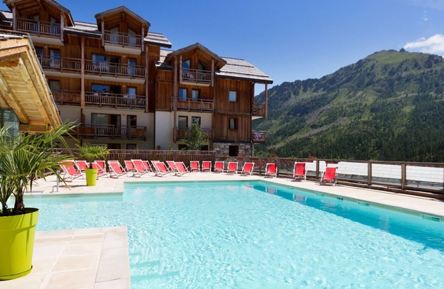 Appart Confortable à Montgenèvre | Accès Piscine Extérieure Chauffée + Jacuzzi