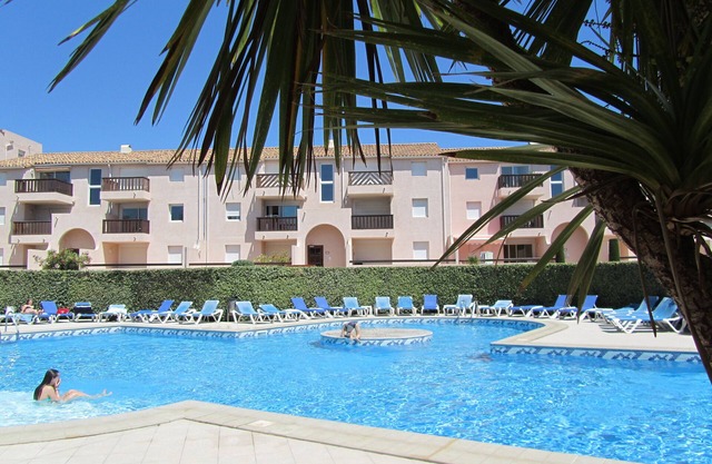 Appart.St-Cyprien Private residence Handicap access Swimming pool Private parking Shops
