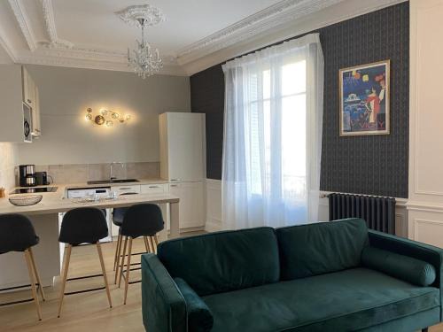 Appartement Équipé avec Balcon au Cœur de Vichy - Proche Thermes et Commerces - FR-1-489-362