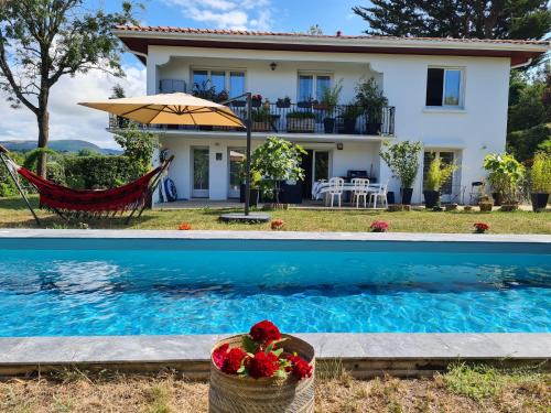 Appartement avec cuisine et grande piscine chauffée