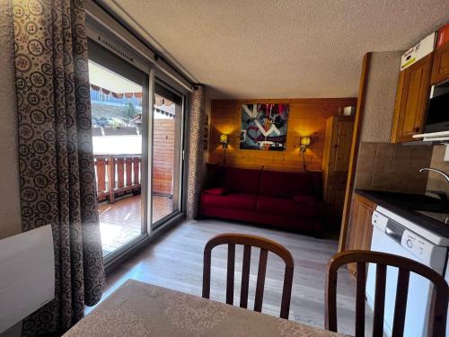 Appartement Centre Village ★, Parking, WIFI, Pied des Pistes, Confort 4 pers - FR-1-437-14