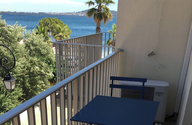 Appartement Climatisé à 10m de la Plage Avec vue sur L'étang