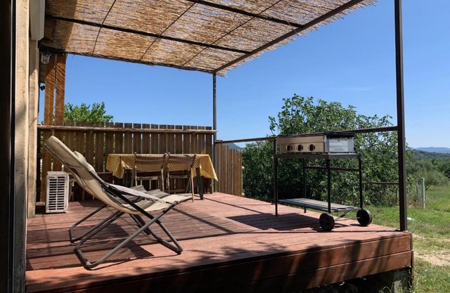Appartement dans ancien mas rénové avec piscine partagée ouverte de 9h30 à 11h30 et de 16h30 à 18h30
