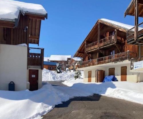 Appartement dans un chalet, résidence avec piscine