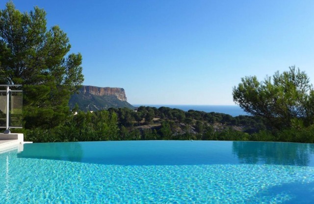 Appartement en rdc de villa à Cassis , vue mer exceptionnelle, piscine chauffée