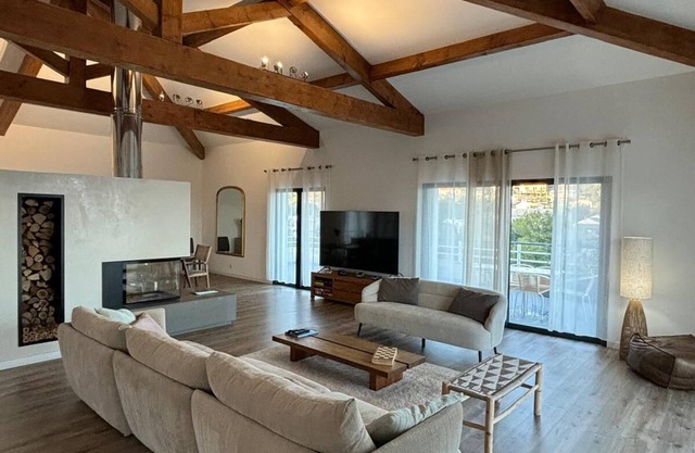Appartement de Prestige Idéalement Situé au Bord de L'eau Avec Grande Terrasse