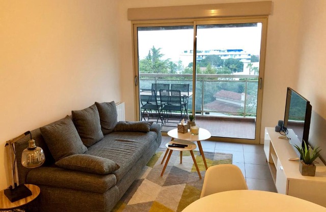 Appartement neuf, piscine, terrasse, vue mer.