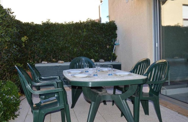 Appartement T2 en Rez-de-Chaussée avec Terrasse et Parking à Saint-Cyprien - FR-1-225D-472