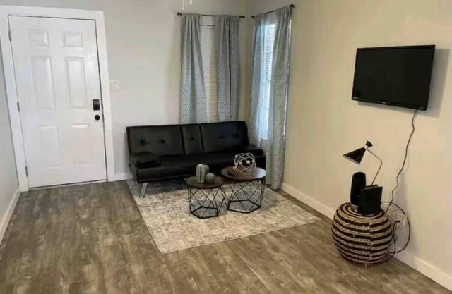 Apt #1/10 min from Refineries