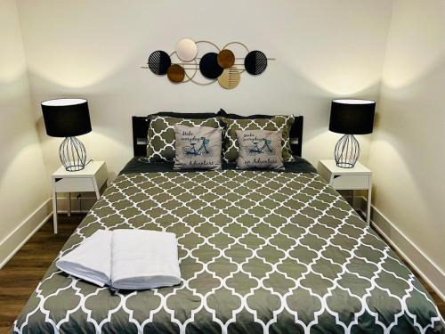 Apt 2 Bedrooms 2 Full Baths FREE Parking & FREE Laundry in Unit