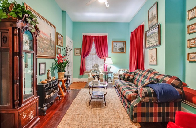 Apt #3 - Historic Apt Downtown by Riverwalk, Pearl Brewery, Ft. Sam & Trinity