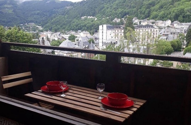 Apt. 5 pers, 200m from the center, very nice view, for ski, cures or green vacations