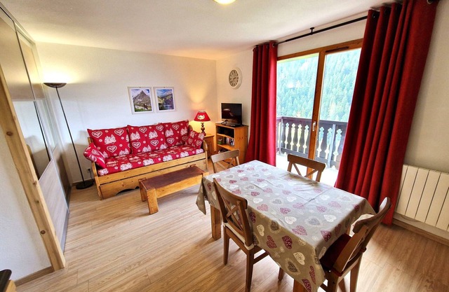 Apt 6/8, 2 rooms, cabin, center of Valfréjus, WiFi, pets allowed