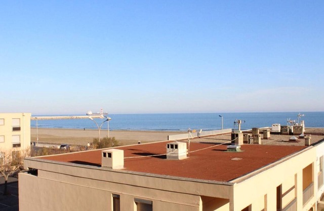 Apt 6 ppl, 50m beach, balcony, parking, pet-friendly