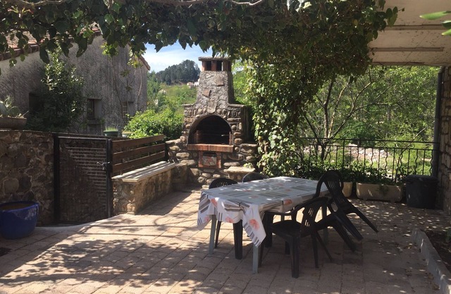 Apt f2 on the ground floor of villa, garden, barbecue 450m from the town center and shops.