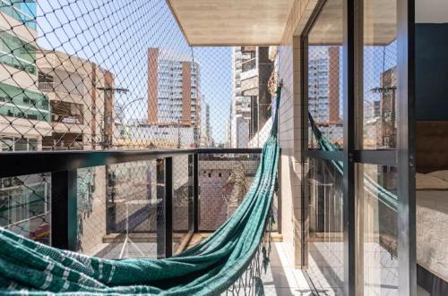 Apt na quadra da praia do Morro com área Lateral