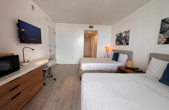 Apt w/Incredible view, Beach Service and Pool