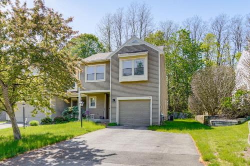 Apt within Townhome Albany Estate with Yard Access