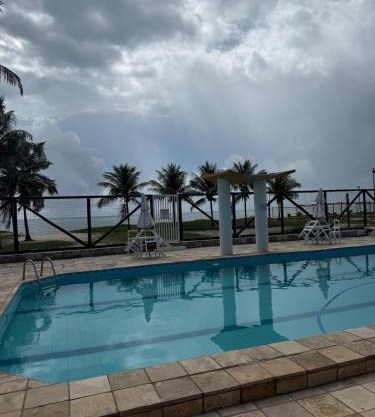 Apto com piscinas e pé na areia