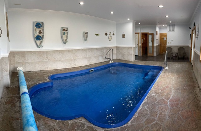 Aqua Paradise w/Private Indoor Pool & Sauna, Wi-Fi, Hot Tub, 2BED, 3BATH