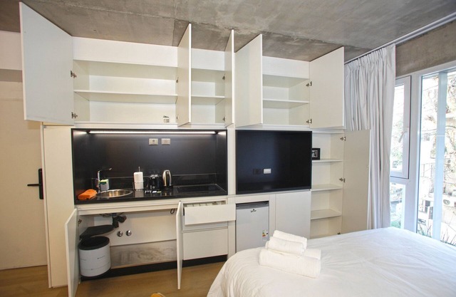"Your Temporary Home in the City: Comfortable and Central Apartment"