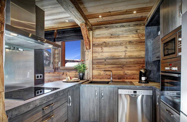 Aravis Lodge - mountain family lodge for 8, close to slopes - Snow Lodge
