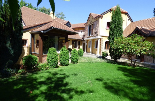 Arbus: Beautiful, quiet, cool residence with enclosed garden planted with trees.