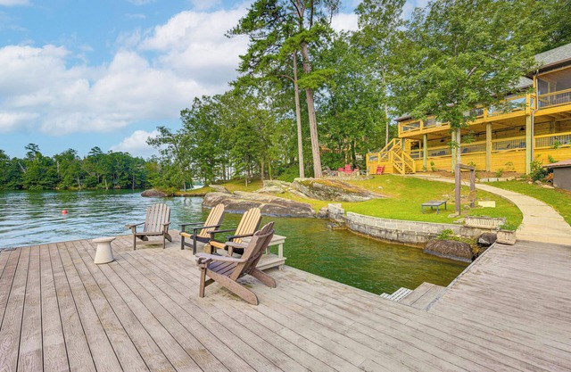 'Arcade Cove' - Renovated Lake Martin Home w/Dock