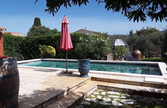 Architect-designed house at the foot of the Luberon