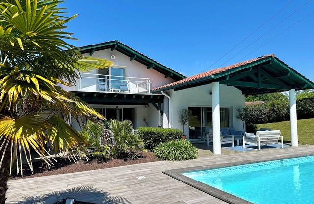 Architect-designed villa 10 minutes from Biarritz: heated pool + gym