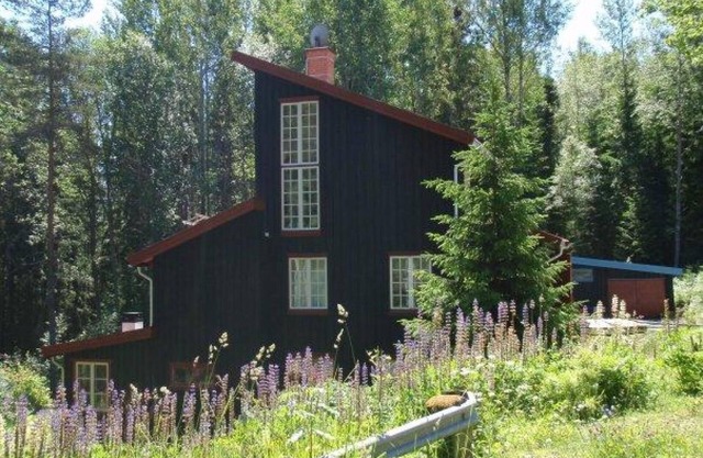 Architecturally remarkable holiday home at a forest lake!