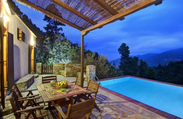 Arktos Secluded villa with private pool, Wi-Fi internet, away from it all!