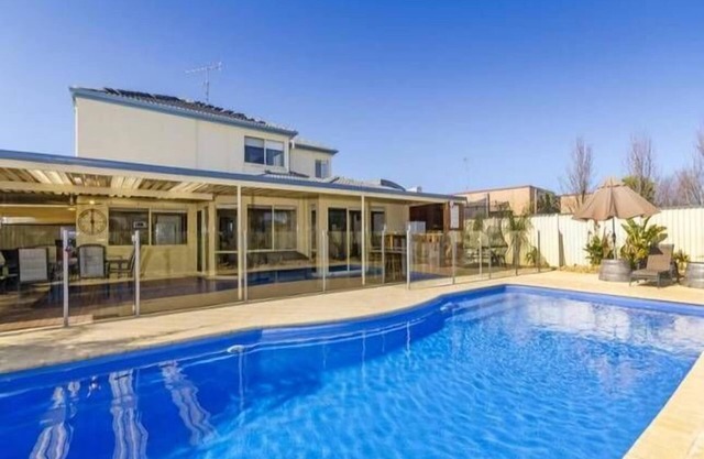 Arlington Beach Home - large family home with pool