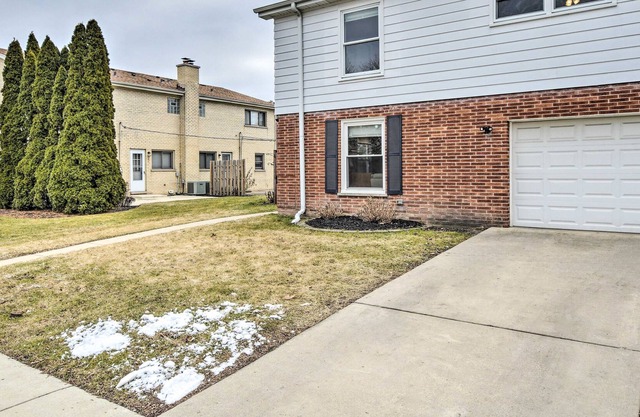 Arlington Heights Townhome: 33 Mi to Chicago