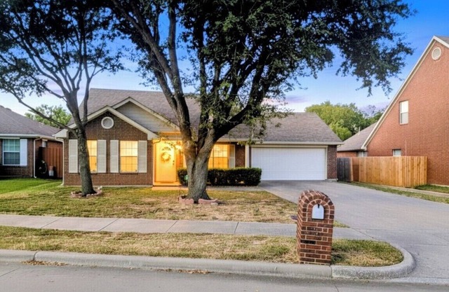 Arlington Social - Stadium Getaway Home w/Hot Tub 5-Minute Walk to AT&T Stadium