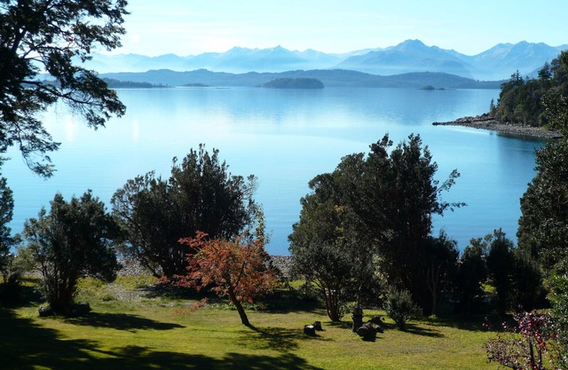 Arrayanes house with coastline and beautiful views of Lake Nahuel Huapi
