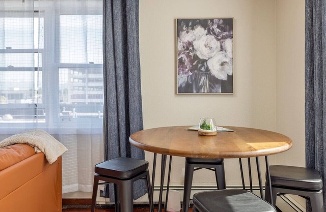 Art Deco Downtown 1 Bdrm 2 Beds