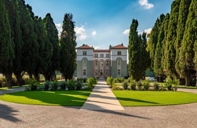 Art Deco Villa Art deco villa immersed in a centuries-old park
