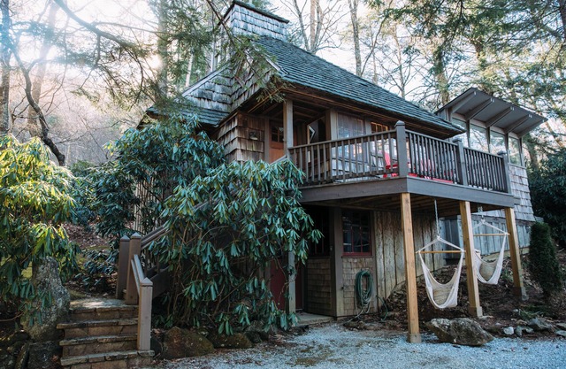Artist's Studio In The Treetops, Walk Everywhere, Canoe Access, Dogs OK