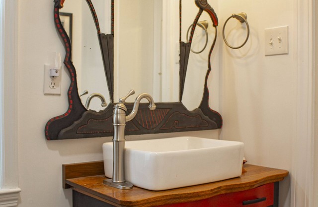 Artistic Lodging King Suite