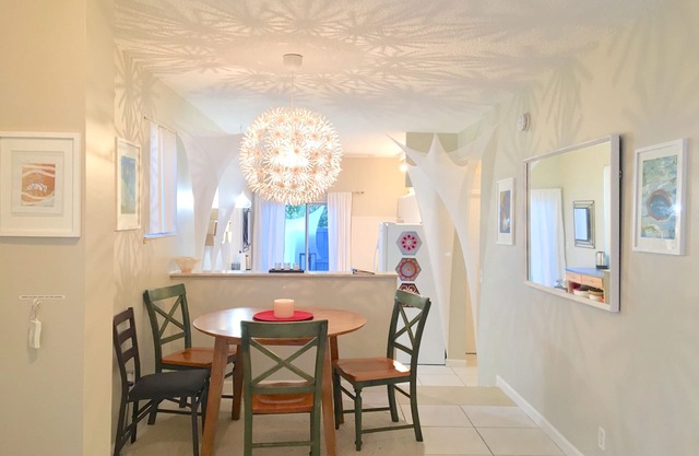 artistic/uplifting, pool/spa, large garden, walking distance to beach/town