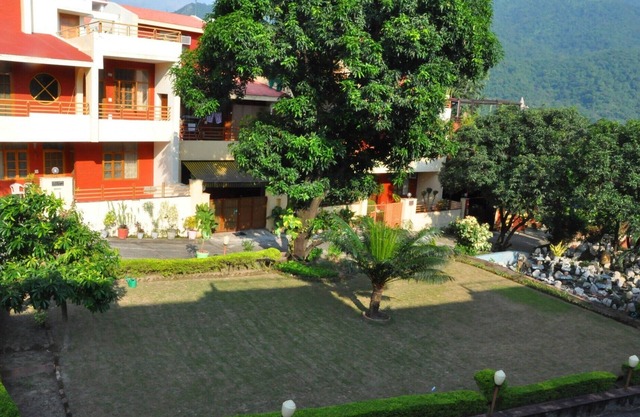 Artistically Designed Room near Ganga Vatika
