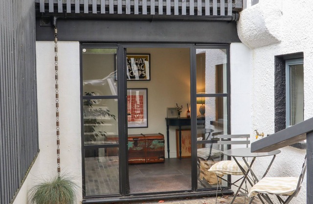 ARTISTS HIDEAWAY, pet friendly, country holiday cottage in Battle