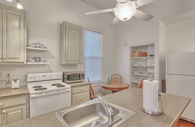 Arts and Antiques flat - sleeps 4!