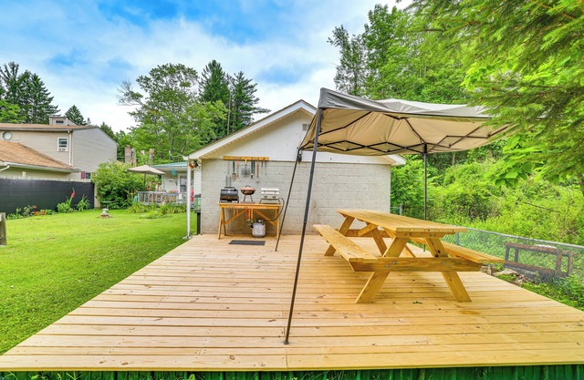 Artsy Cottage in Scotrun w/Studio Space & Hot Tub
