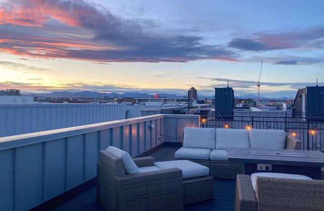 Artsy Private Rm w/amazing Rooftop views in Rino